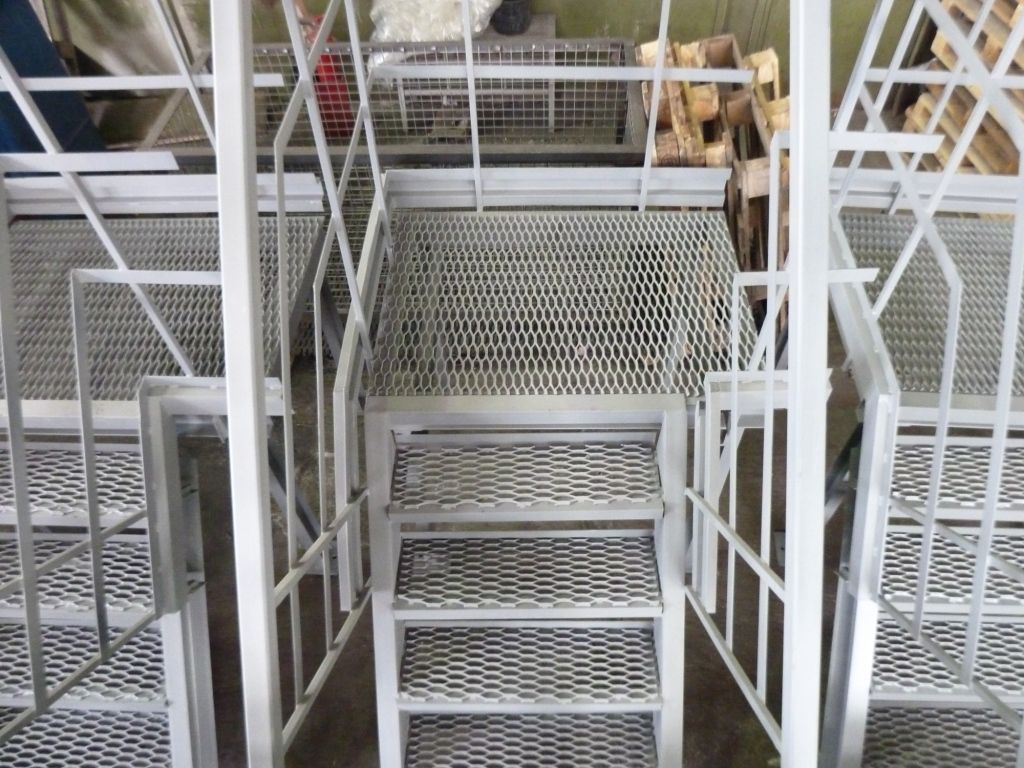 Промышленная металлическая лестница